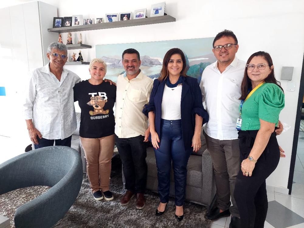 Prefeito Luiz Claudino se reúne com diretora da Faculdade Santa Maria e discute possibilidade de instalação de polo em São João do Rio do Peixe 