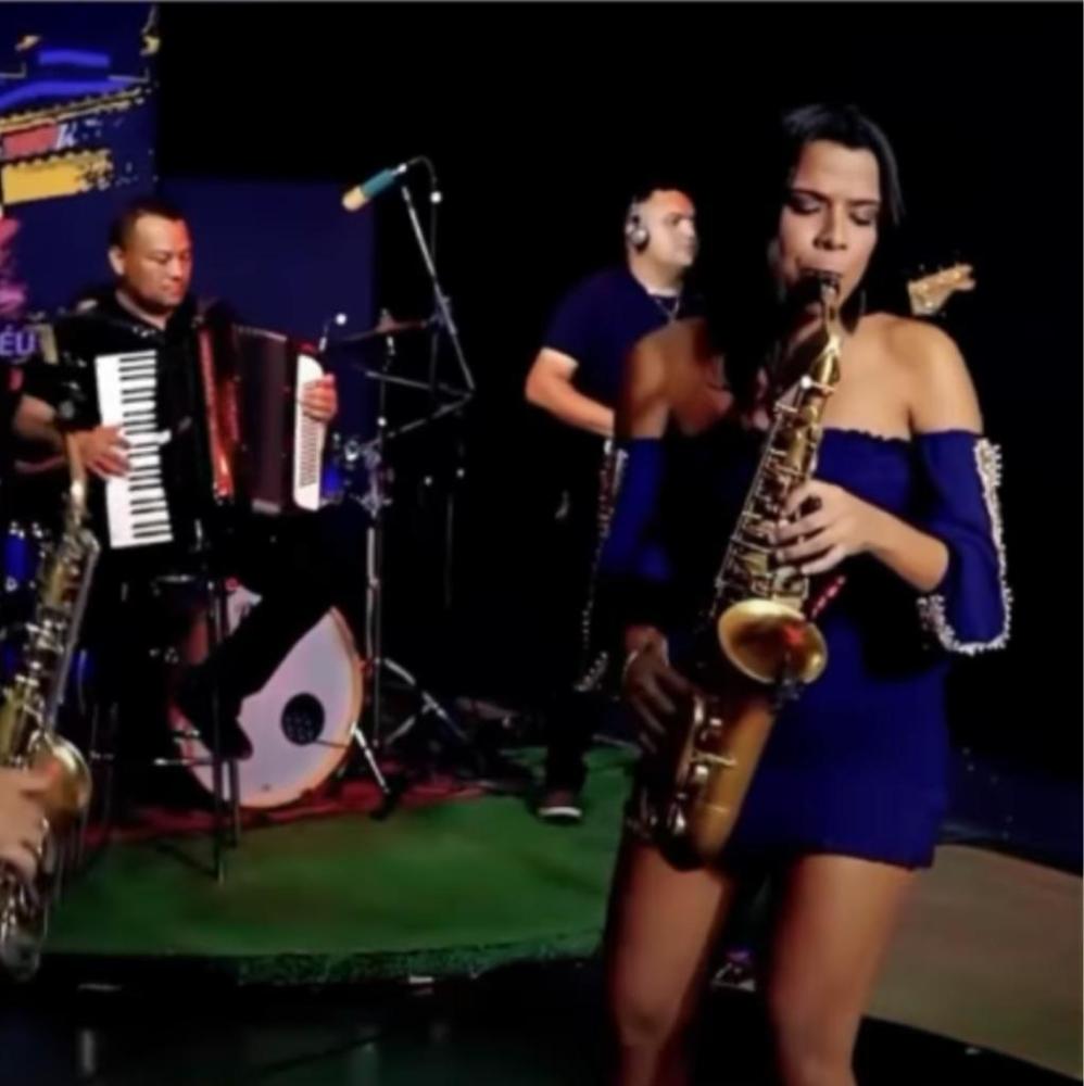Vocalista da Mastruz com Leite, natural de Bonito de Santa Fé viraliza nas redes sociais ao mostrar talento tocando saxofone