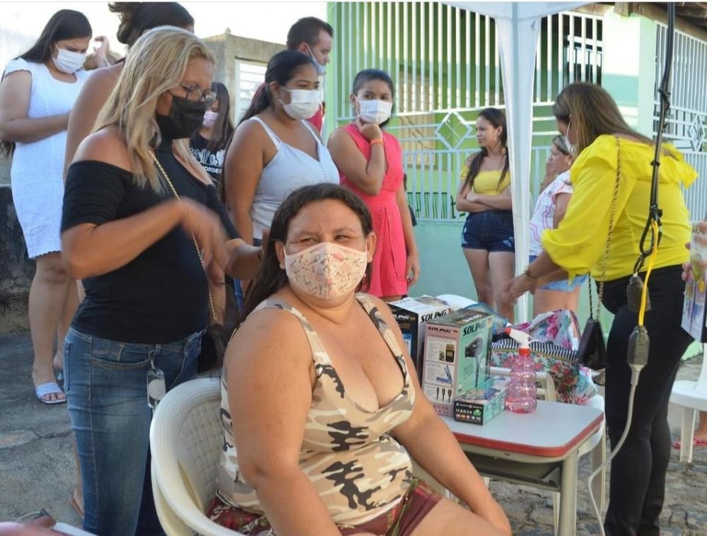 Ação de embelezamento nas mulheres do distrito de São José em Bom Jesus (foto: assessoria) 