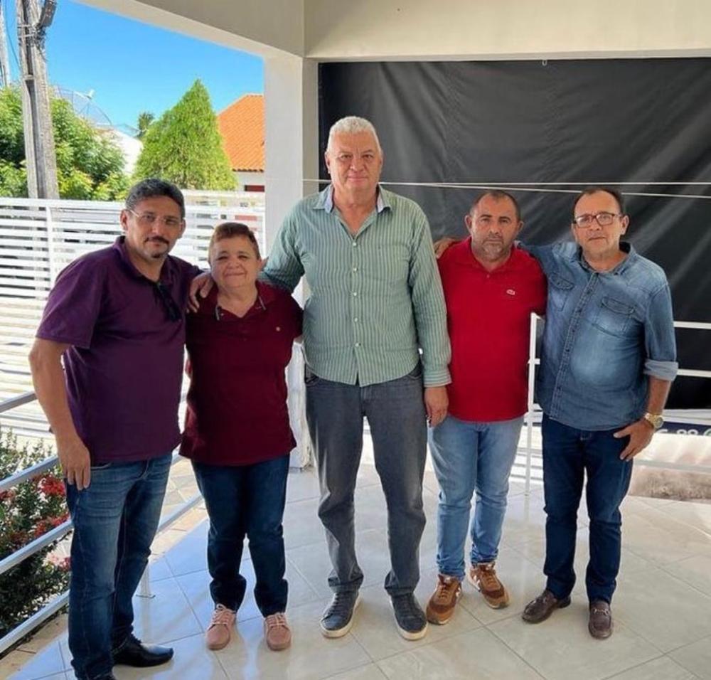 Presidente da Câmara do Barro Itamar Mendes ao lado de outros vereadores durante visita ao lar dos Idosos na cidade 