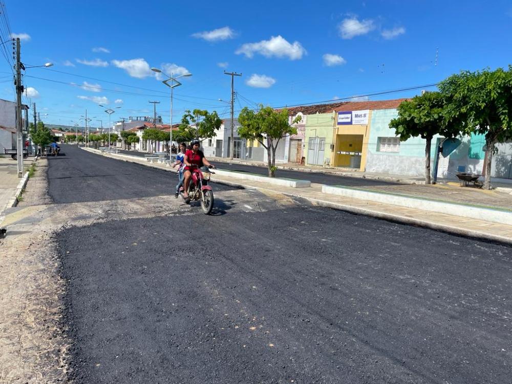 Parceria do governo do estado e prefeitura leva asfaltamento às ruas de Bonito de Santa Fé; prefeito Ceninha e população comemoram