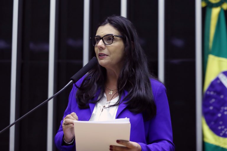 Comissão aprova projeto que aumenta pena para agressor de mulher que descumprir medida protetiva