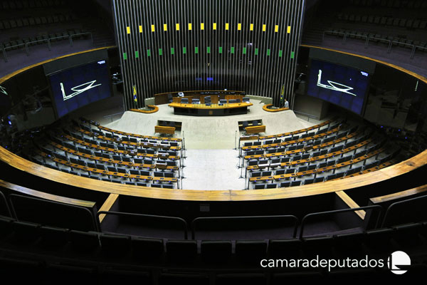 Câmara aprova projeto que torna crime discriminar políticos 