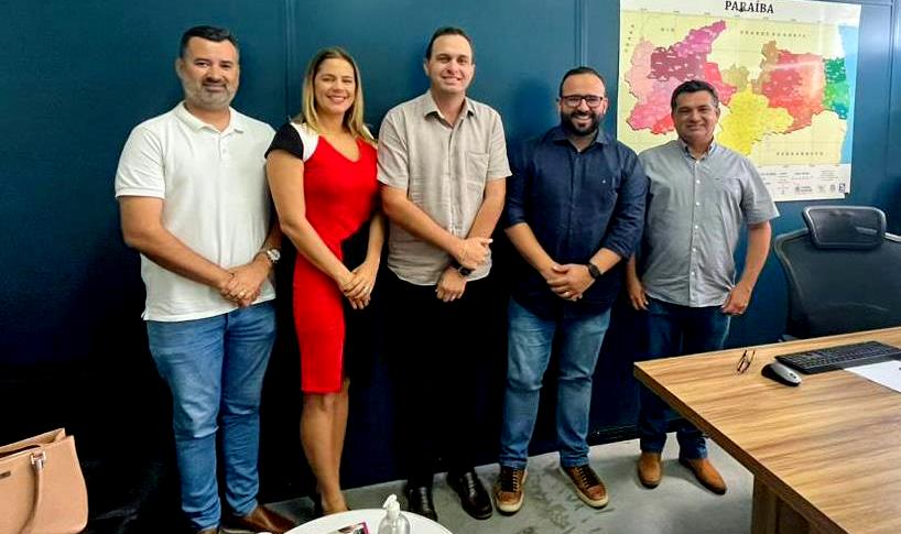 Prefeito Espedito Filho em audiência com executivos da secretaria de Educação da Paraíba (Foto> assessoria) 