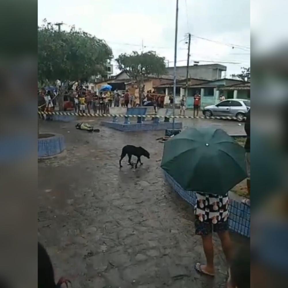O resultado do tiroteio foram três pessoas mortas na hora e os feridos foram levados ao hospital do município