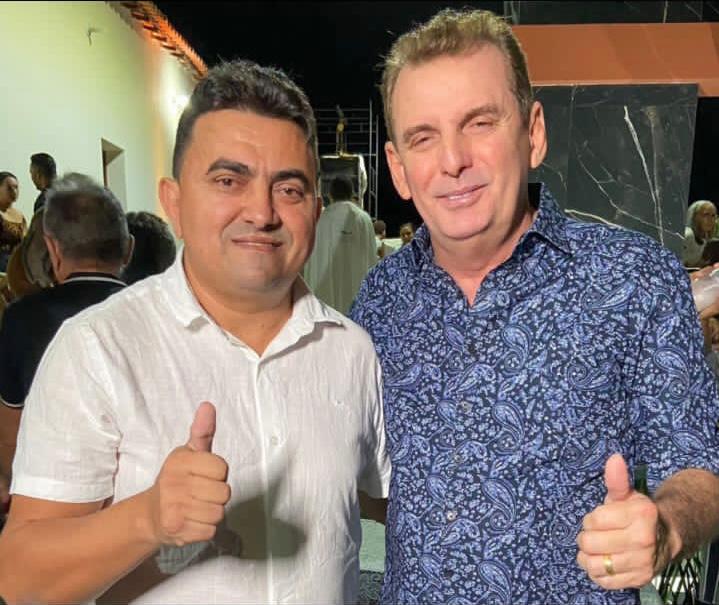 Deputado Chico Mendes ao lado do pré-candidato a prefeito de Monte Horebe, padre Giberto 