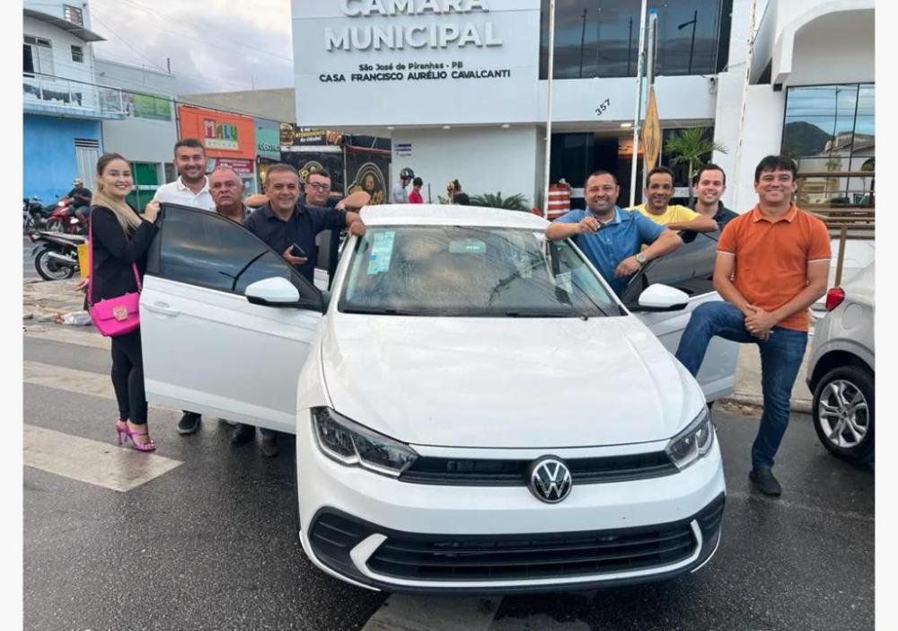 Durante enterga de veículo para a câmara de São José de Piranhas 
