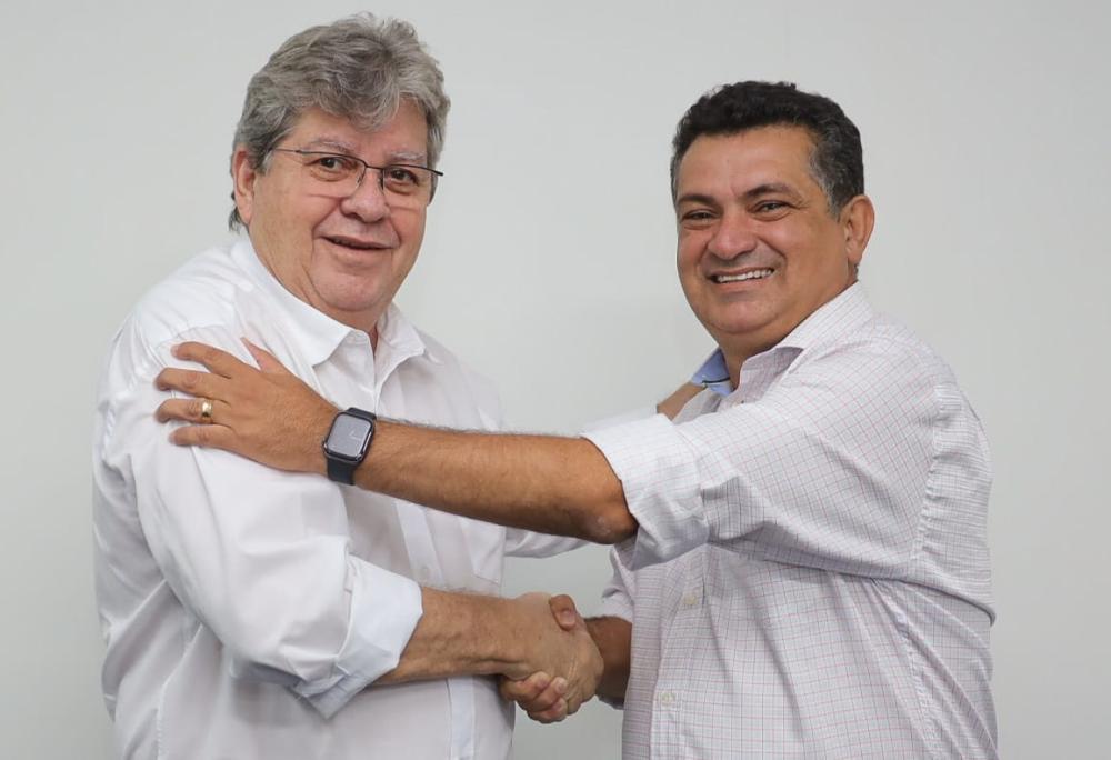 Prefeito Luiz Claudino ao lado do governador João Azevedo 