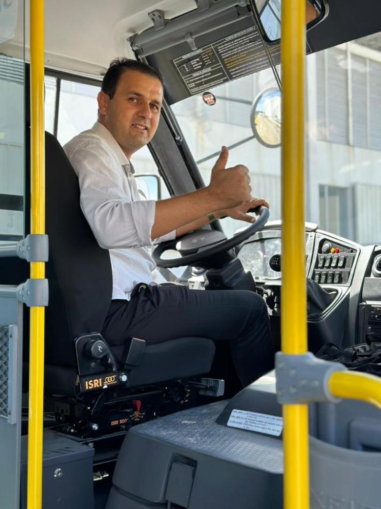 Prefeito Aldo Andrade recebe mais um novo ônibus escolar para o município de Bernardino Batista 