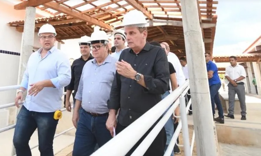 No Sertão, governador visita reforma de escola em São José de Piranhas acompanhado de lideranças políticas