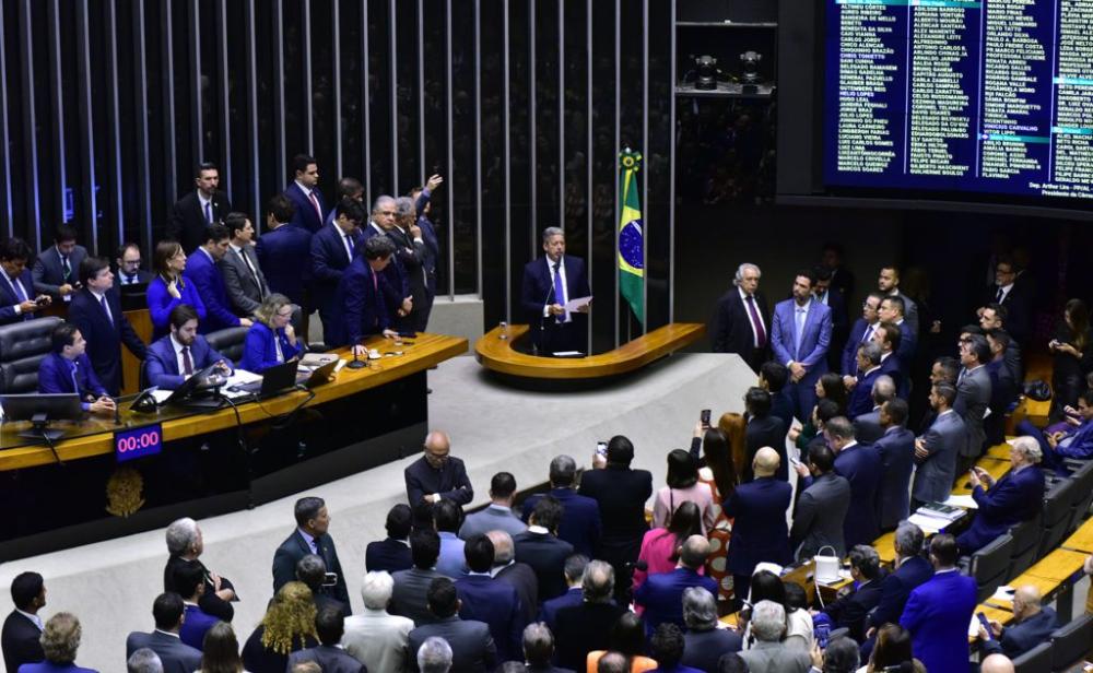 O texto precisa ser aprovado pela Câmara dos Deputados e pelo Senado Federal