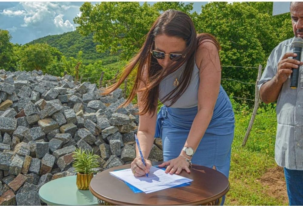 Prefeita Denise durante assintatura da ordem de serviço (foto: assessoria) 
