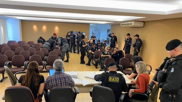  Legenda: Promotores de Justiça e policiais cumpriram 5 mandados de prisão preventiva e 24 mandados de busca e apreensão, nas operações Gênesis IX e X Foto: Divulgação/ MPCE