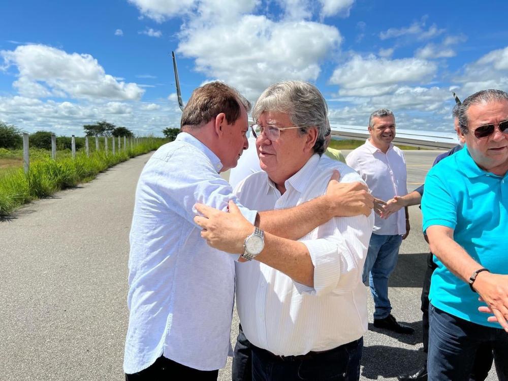Deputado Chico Mendes ao lado fo governador João Azevedo 