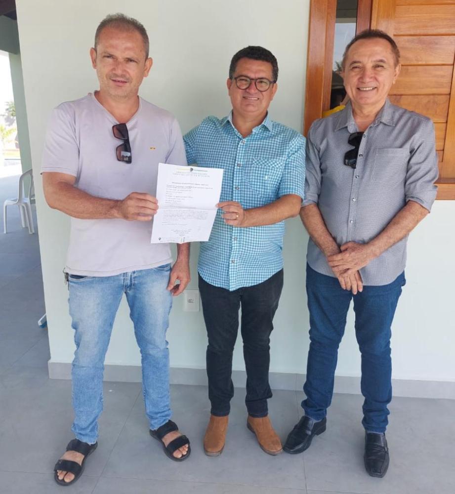 Prefeito Luiz Claudino com o presidente da Câmara Marcondes Vieira e presidente do Sindicato dos Trabalhadores Rurais de São João do Rio do Peixe, Maniceu 