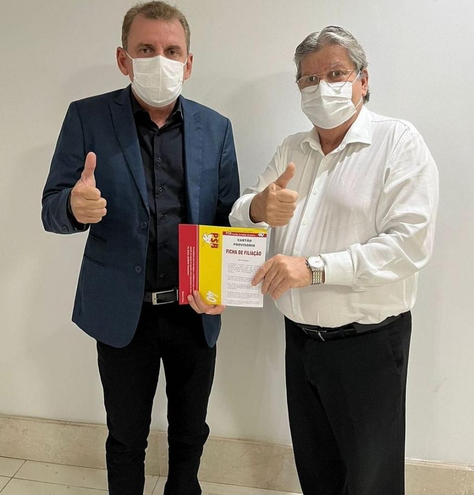 Chico mendes ao lado do governador, João Azevedo, durante filiaçao ao PSB 