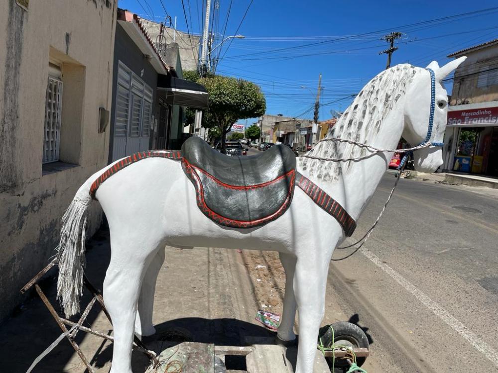 Homem faz cavalo de cimento e chama atenção de curiosos em Cajazeiras