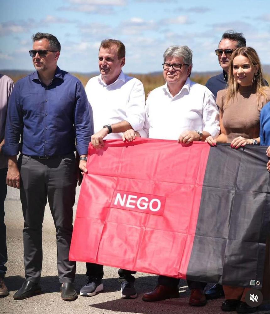 João Azevedo ao lado do deputado Chico Mendes e outras autoridades e 