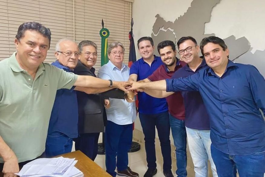 Após a reunião para discutir a conjuntura política estadual, os presentes saíram do encontro ao lado do governador