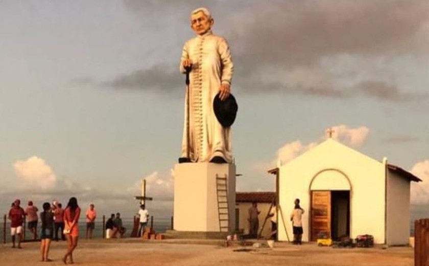 Inaugurado há poucos dias, monumento em homenagem ao Padre Cícero continua sendo bastante visitado em AL 