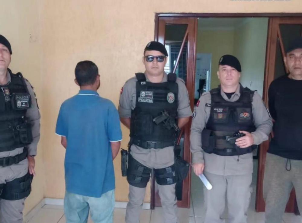 Policiais militares prendem homem com mandato de prisão em aberto em São José de Piranha (Foto 6º BPM) s