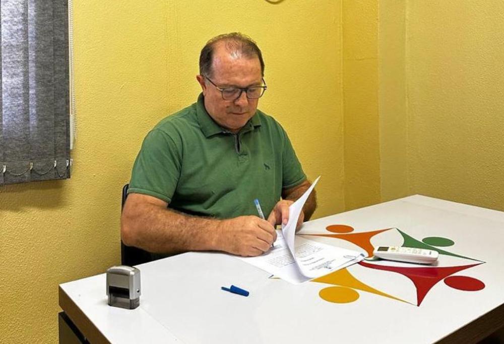 Prefeito Ceninha Lucena assina ordem de serviço para obras na praça central de Bonito de Santa Fé 