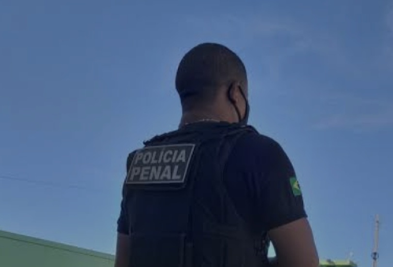 Os policiais penais realizaram buscas ao preso e o encontraram com o braço ferido