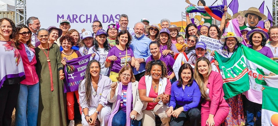 A coordenadora da marcha, Mazé Moraes, entregou ao governo documento com 13 eixos de pedidos