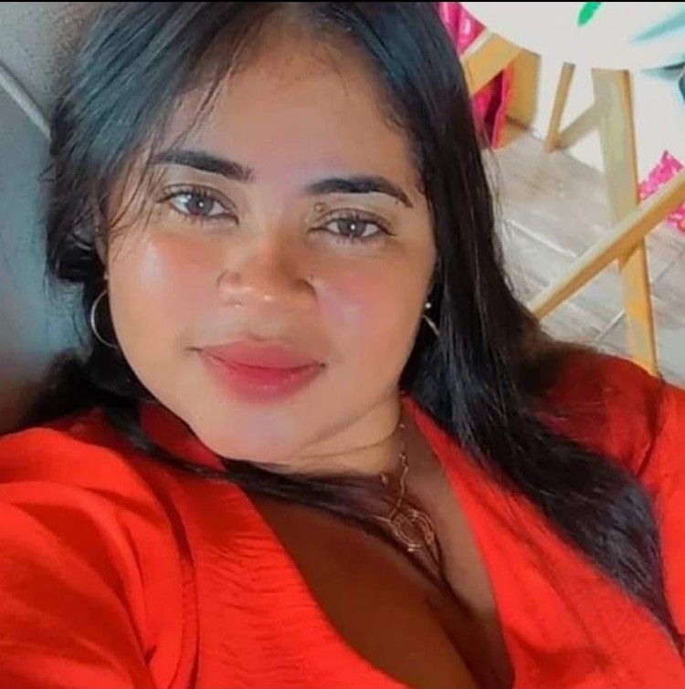Manicure Carolaine Correia dos Santos, 27 anos, foi morta a tiros na casa de amiga em Penedo, AL — Foto: Arquivo pessoal 