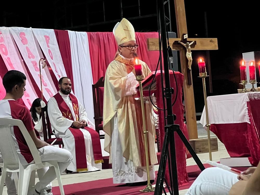 Bispo visita Santa Helena e celebra Crisma de pelo menos 180 jovens