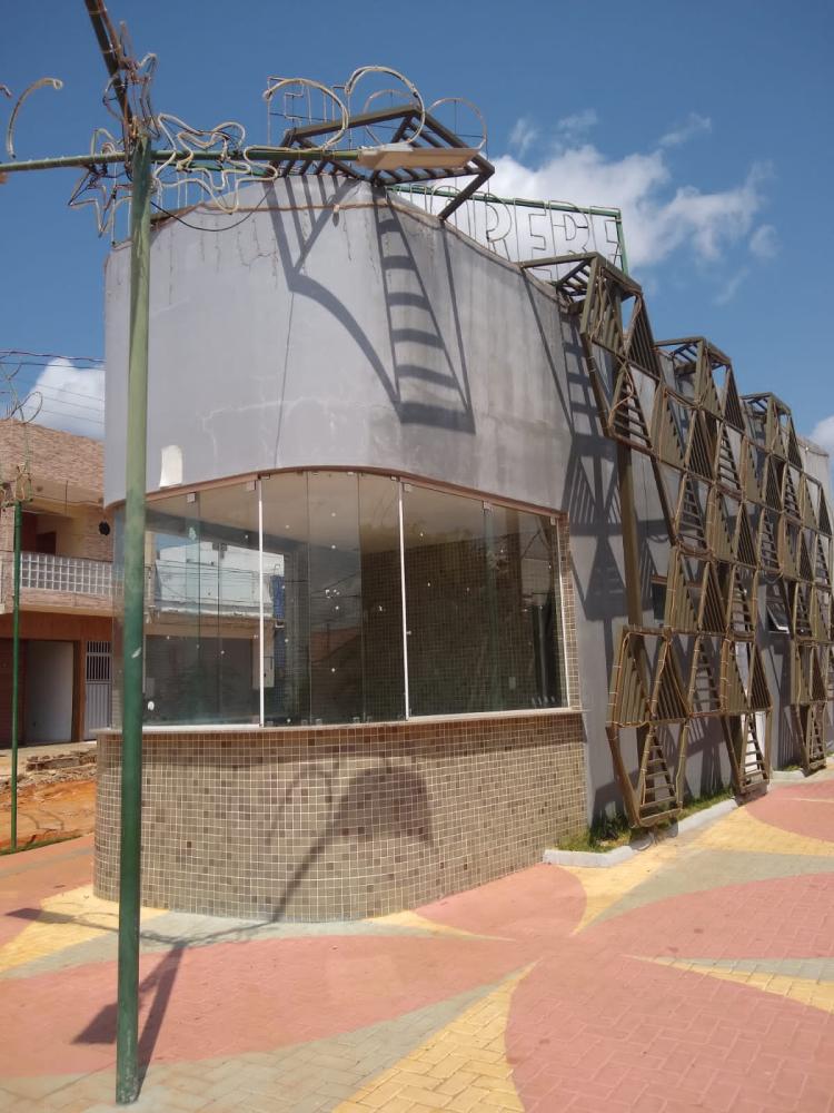 LEGENDA: Prédio da praça central de Monte Horebe foi inaugurado faz quase três anos e se encontra abandoinado 