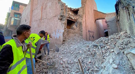 O terremoto aterrorizou a população, que fugiu de suas casas no meio da noite