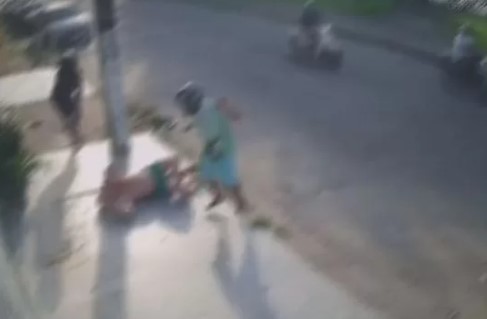 Bandido dança ao lado de PM morto a tiros 