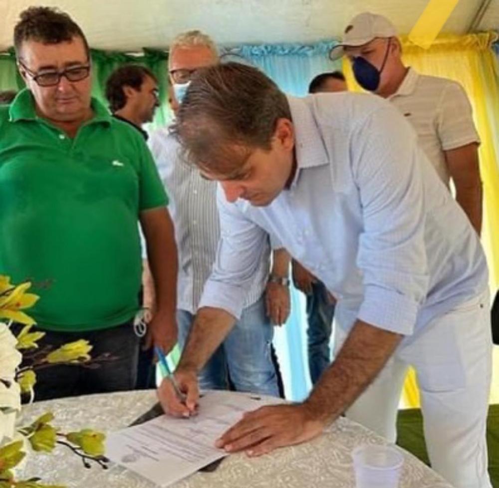 A esquerda o vereador Zé Nildo 