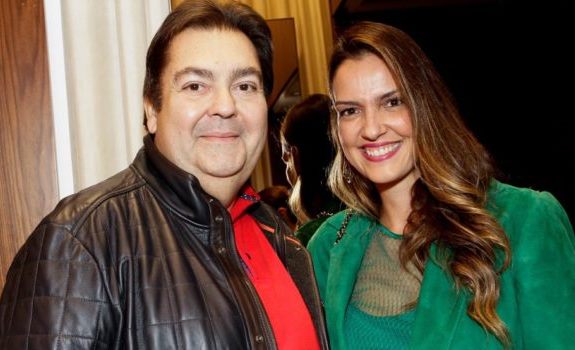 Luciana Cardoso, esposa de Faustão, comemorou a saída do marido do hospital