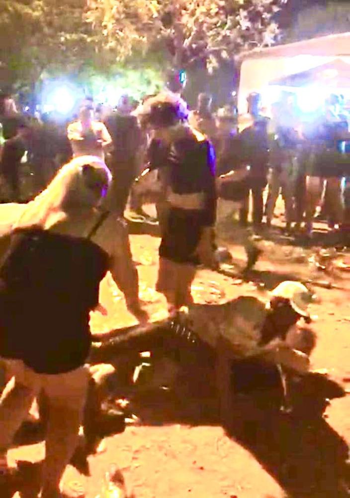 LEGENDA: Nas imagens é possível ver várias pessoas, entre homens e mulheres, envolvidos na confusão aonde não faltaram socos e pontapés