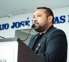 Deputada pede e justiça proíbe presidente da Câmara de São José de Piranhas proferir o nome dela em todos os canais de comunicação; vereador fala em censura e que ofensas partiu dela