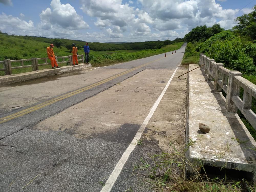 Trabalhadores realizam a limpeza para a implantação do microrevestimento asfáltico (Foto: Tribuna10) 