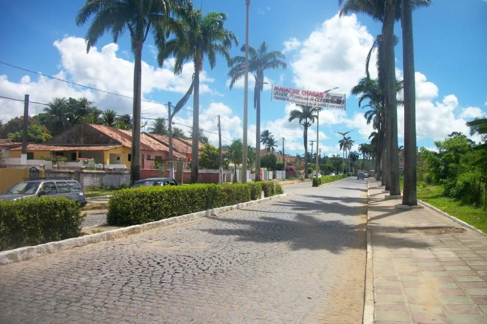 Os bandidos roubarem itens que tinha na igreja e promoveram quebra- quebraram 