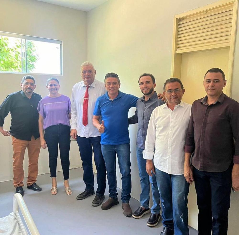 Vereadores e prefeito visitam andamento da reforma do hospital, santo Antonio no Barro (Foto: Assessoria) 