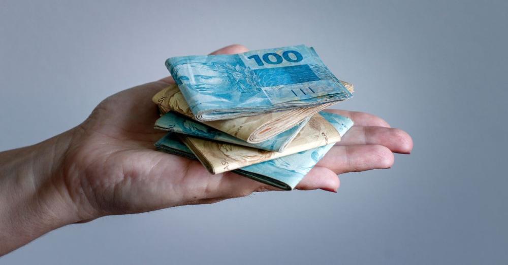   O Ministério da Fazenda estima que o Desenrola, que vai até o dia 31 de dezembro deste ano, deve beneficiar até 70 milhões de pessoas.