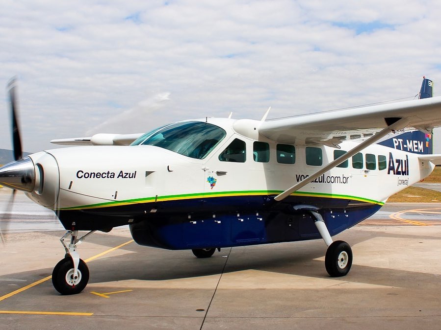 Avião da empresa Azul decolando do aeroporto de Cazeiras com destino a Recife-PE. 