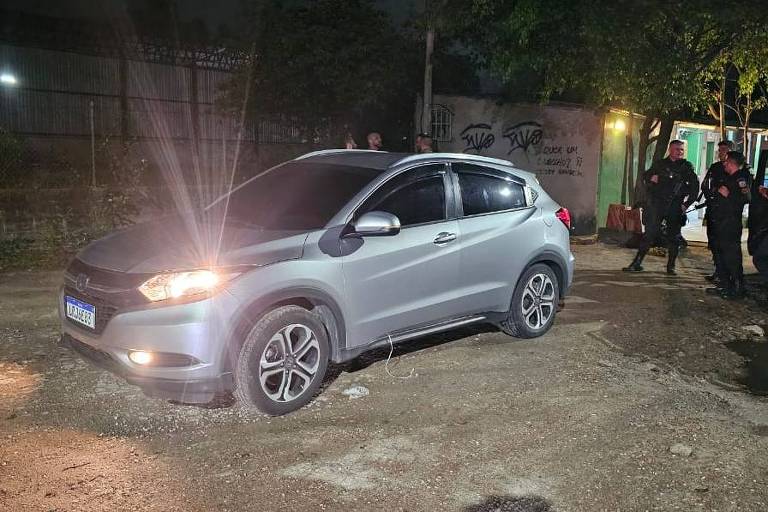 Três corpos estavam dentro de um carro na Rua Abrahão Jabour, nas proximidades do Riocentro; e outro, em um segundo veículo, na Rua da Gardênia, no bairro Gardênia Azul.