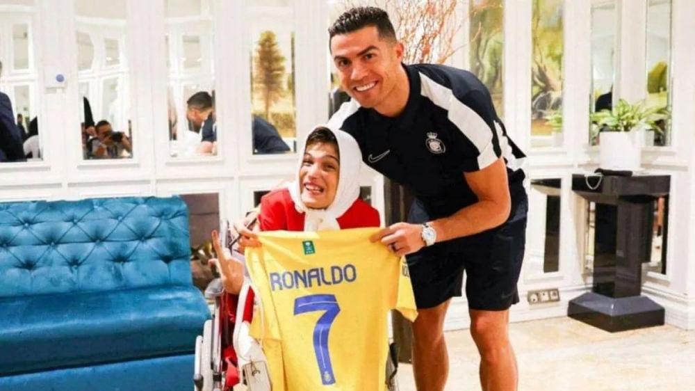 De acordo com as publicações, o atleta cometeu o crime de adultério previsto na lei do país ao abraçar a artista iraniana Fatemeh Hamami