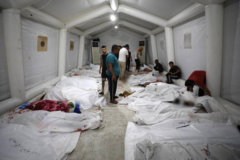 As autoridades palestinas acusam nominalmente o governo de Israel pelo ataque ao hospital