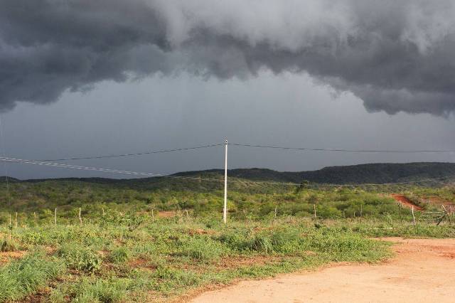 Chove no sertão da Paraíba e segunda-feira amanhece nublada com prováveis  pancadas de chuva