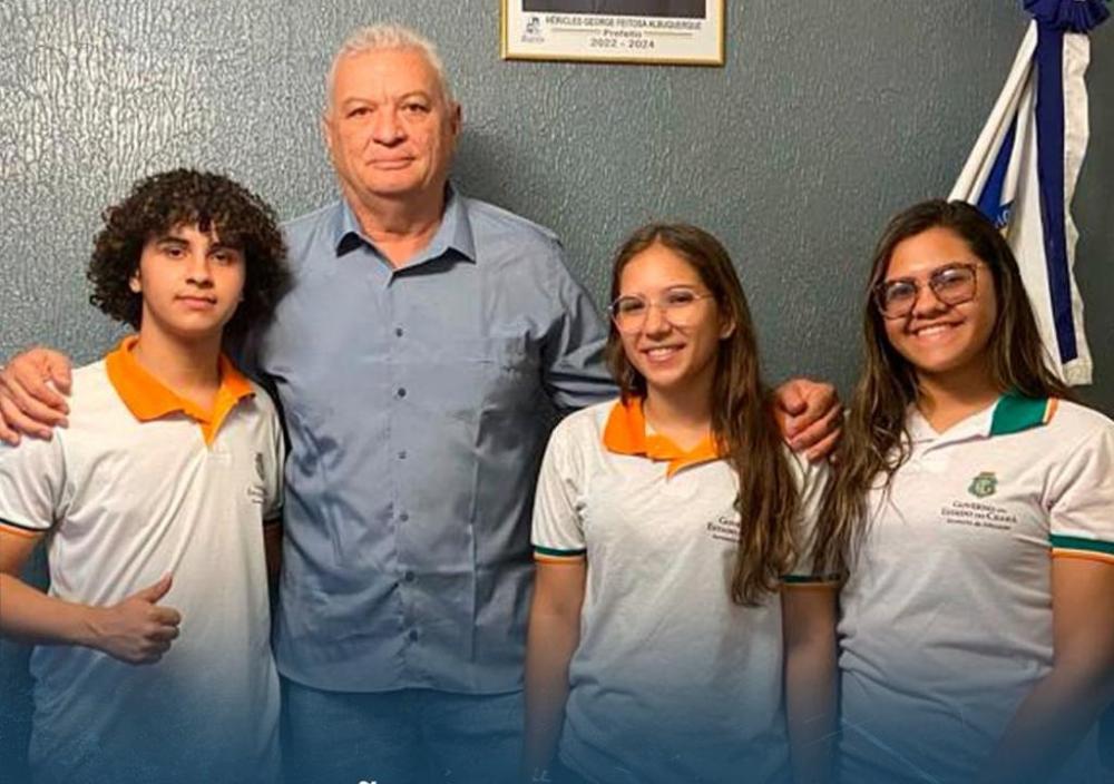 Presidente da Câmara do Barro recebe visita de estudantes e mostra como funciona o poder legislativo 