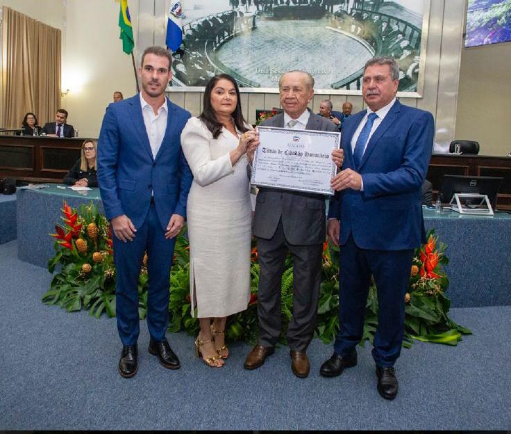 Da esquerda para a direita: Sobrinho do prefeito de Murici; Fafá Rolim (esposa do homenageado); Luiz Pereira (homenageado); Remi Calheiros (deputado e autor da propositura) 