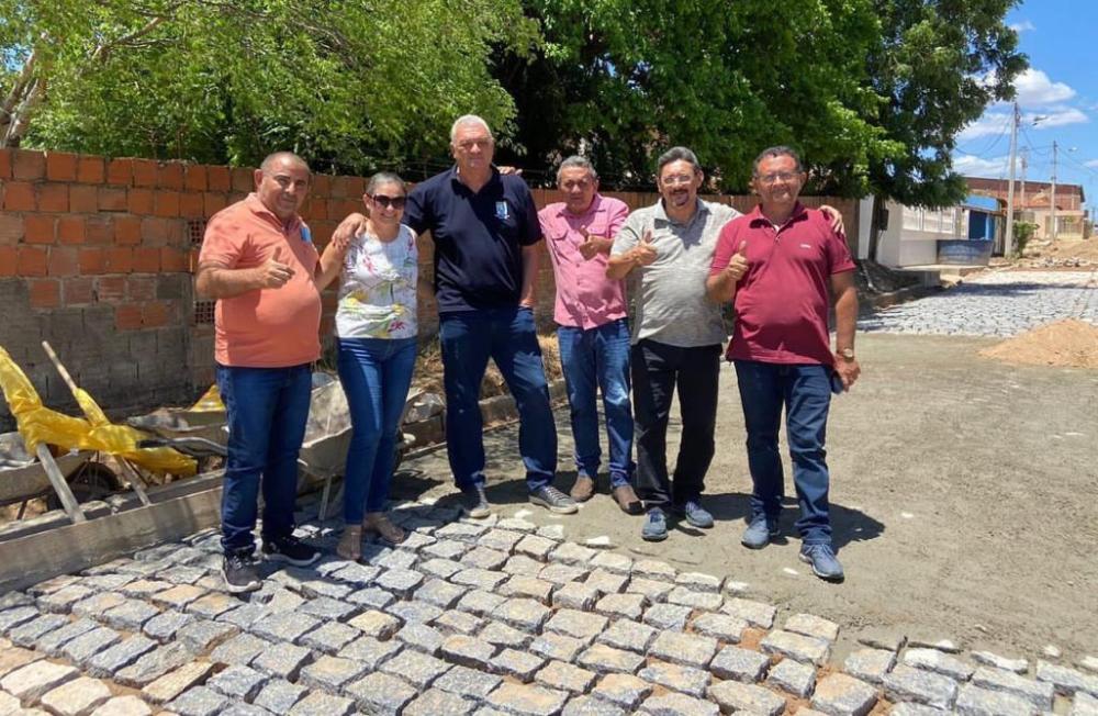 Ao lado de colegas vereadores, presidente da Câmara do Barro inspeciona obras em andamento no município