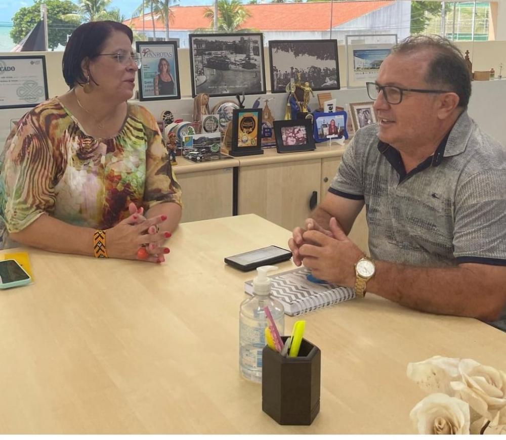 Prefeito Ceninha Lucena durante reunião com a gerente, Alessandra Lotra, responsável pelo setor do mapa do turismo (Foto: assessoria) 